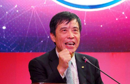 但谁是凶手？在真相查明之前，小镇的每一个村民都脱不了干系，甚至，三个人之间也是亦敌亦友